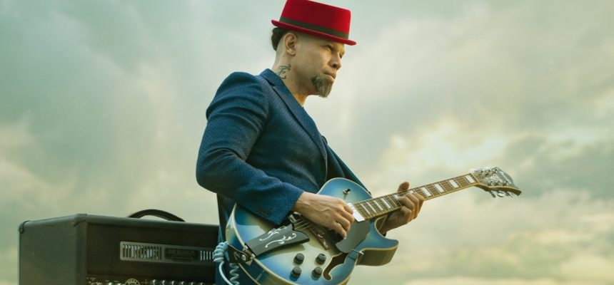 Danni Guerra tocando guitarra durante ensaio do álbum Cristotopia