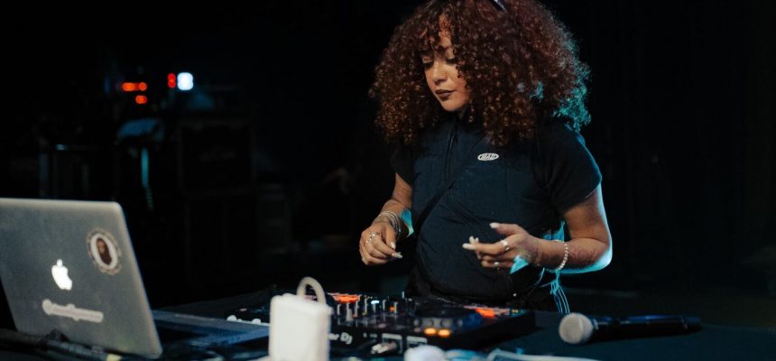 DJ Iamlope$$ preparando set musical para o Baile do NEØERA no Centro de Formação Cultural Cidade Tiradentes