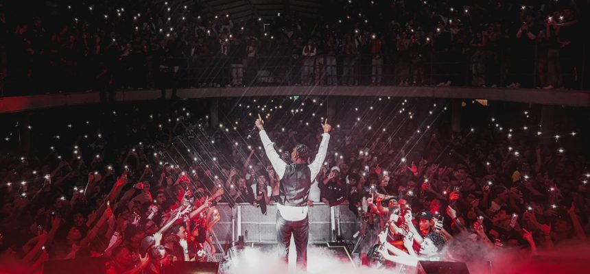 Alee diante de multidão durante show sold out da CAOS Tour na Audio em São Paulo